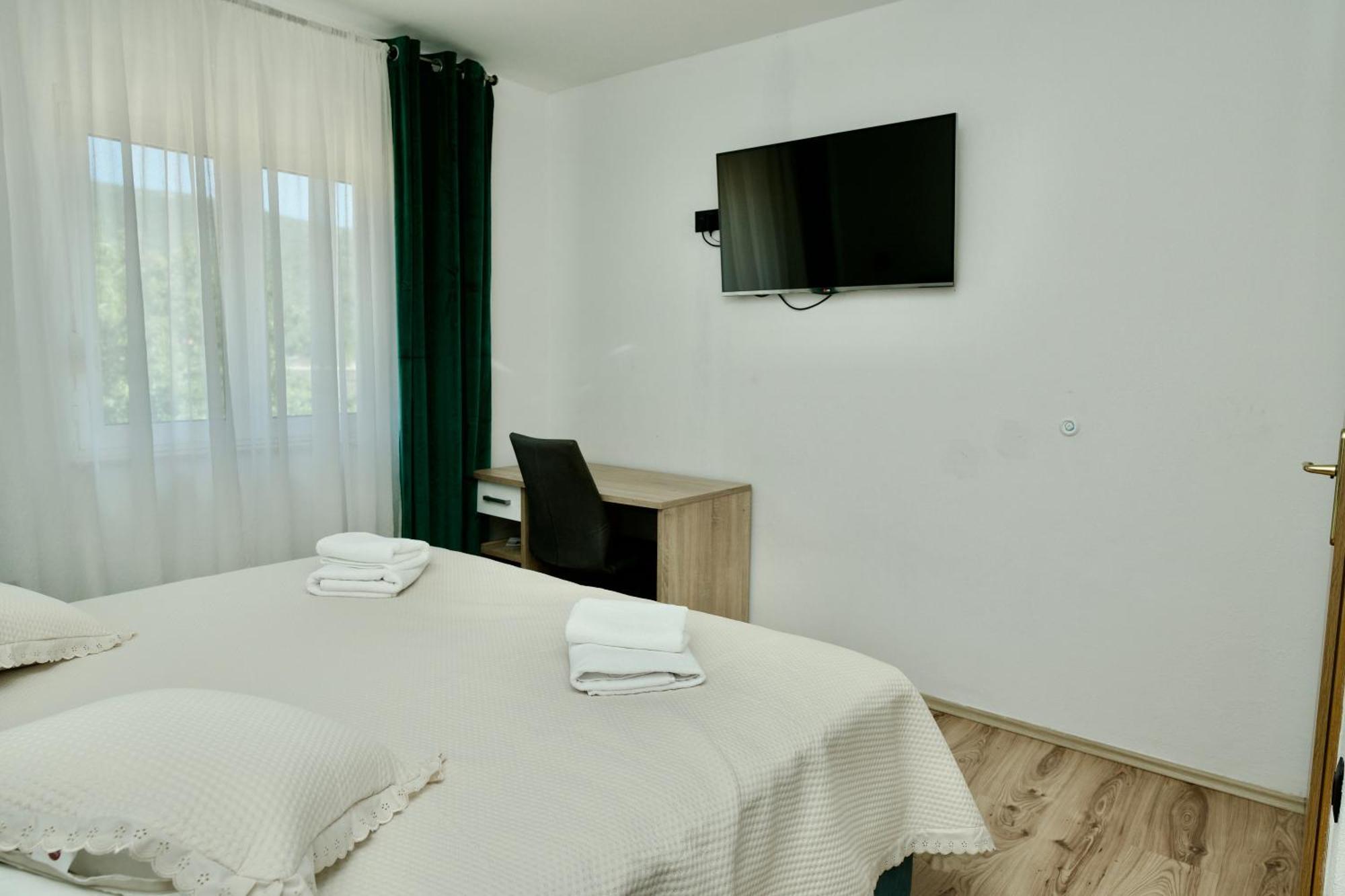 Apartment Lana Bristivica Esterno foto