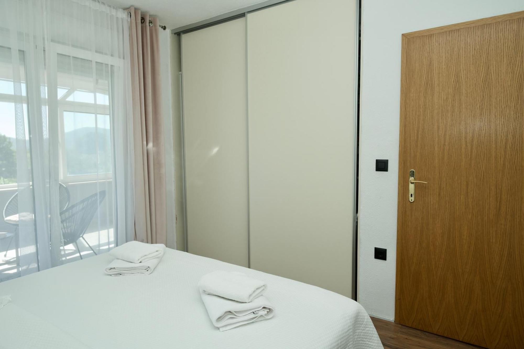 Apartment Lana Bristivica Esterno foto