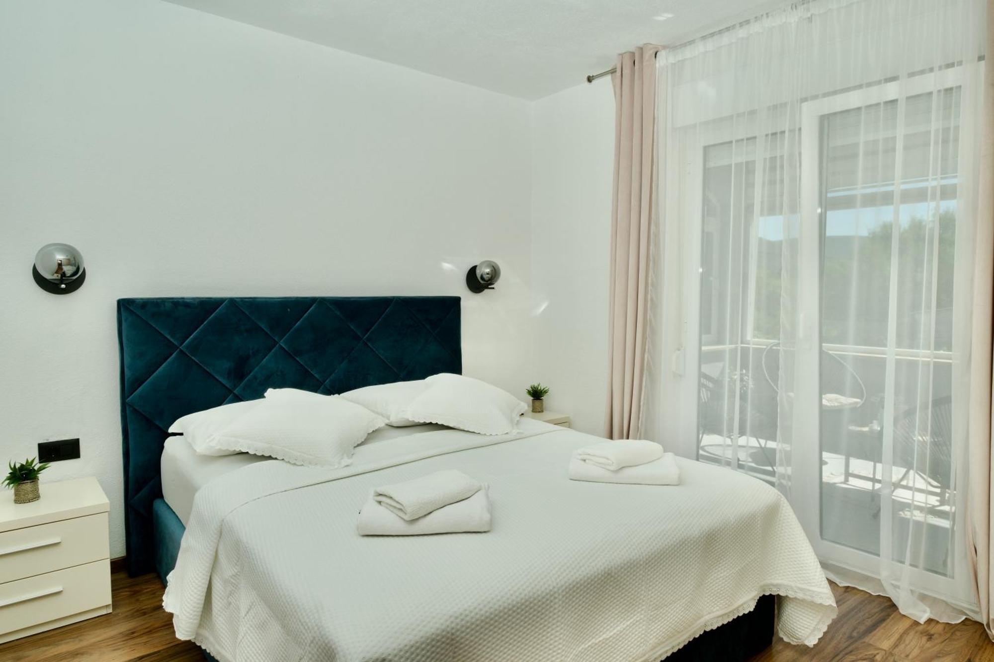 Apartment Lana Bristivica Esterno foto