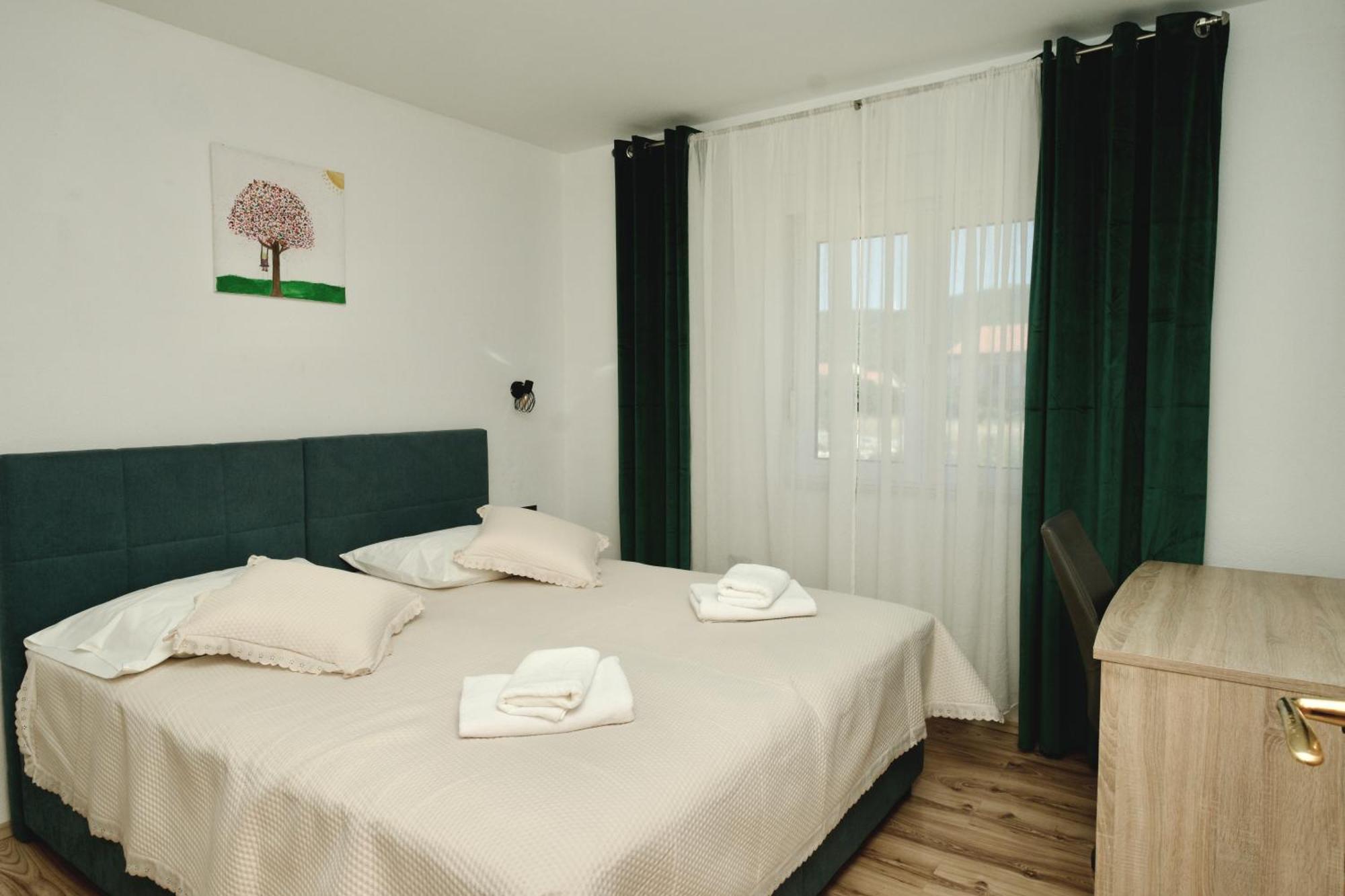 Apartment Lana Bristivica Esterno foto